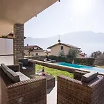 Dom wakacyjny Ossuccio Grande C With Pool Sleeps 12 By Italian *
