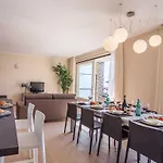 Dom wakacyjny Ossuccio Grande C With Pool Sleeps 12 By Italian *
