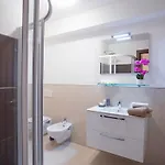 Dom wakacyjny Ossuccio Grande C With Pool Sleeps 12 By Italian *