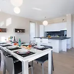Dom wakacyjny Ossuccio Grande C With Pool Sleeps 12 By Italian *