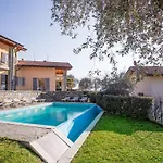 Dom wakacyjny Ossuccio Grande C With Pool Sleeps 12 By Italian