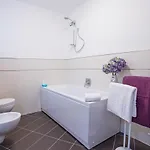 Dom wakacyjny Ossuccio Grande C With Pool Sleeps 12 By Italian *