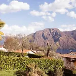 Dom wakacyjny Ossuccio Grande C With Pool Sleeps 12 By Italian Como