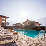 Dom wakacyjny Ossuccio Grande C With Pool Sleeps 12 By Italian Como
