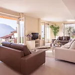 Dom wakacyjny Ossuccio Grande C With Pool Sleeps 12 By Italian