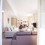 Dom wakacyjny Ossuccio Grande C With Pool Sleeps 12 By Italian