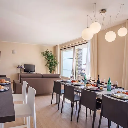 펜션 Ossuccio Grande C With Pool Sleeps 12 By Italian *
