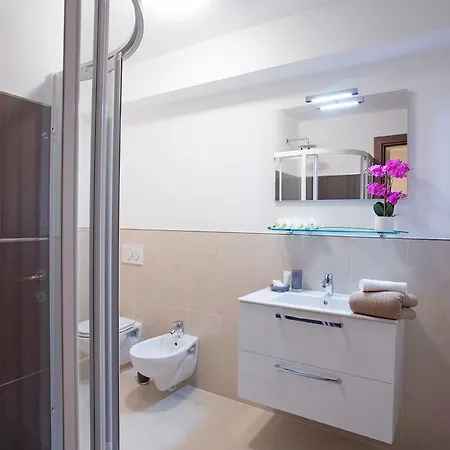 펜션 Ossuccio Grande C With Pool Sleeps 12 By Italian *