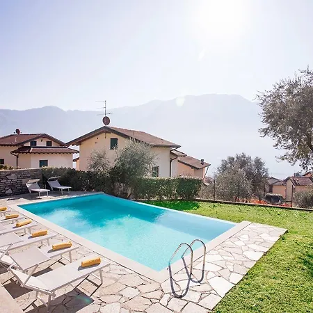 펜션 Ossuccio Grande C With Pool Sleeps 12 By Italian