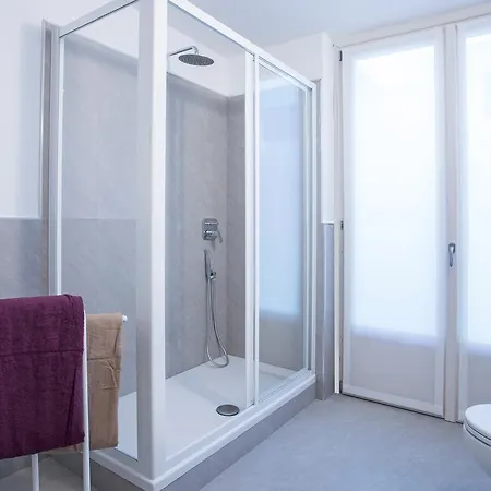 펜션 Ossuccio Grande C With Pool Sleeps 12 By Italian