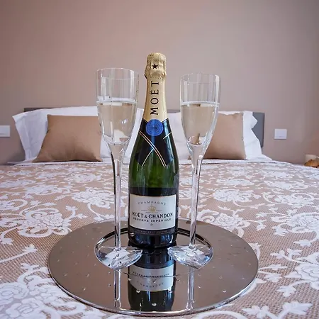 펜션 Ossuccio Grande C With Pool Sleeps 12 By Italian