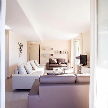 펜션 Ossuccio Grande C With Pool Sleeps 12 By Italian